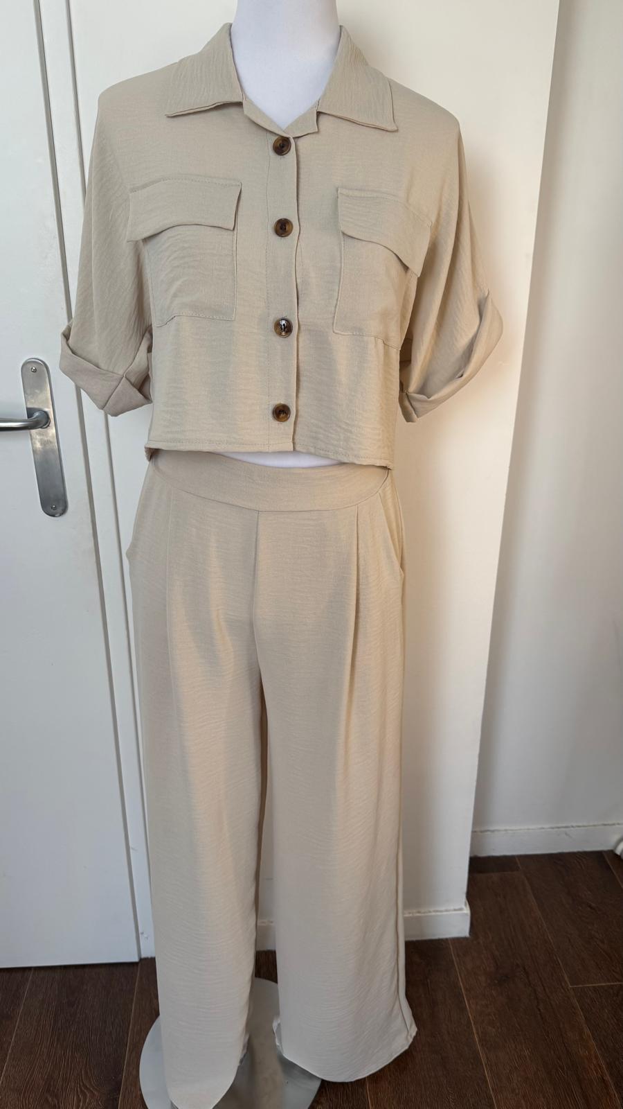 Ensemble beige 2 pièces avec boutons