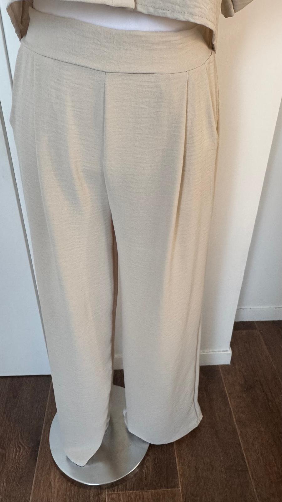 Ensemble beige 2 pièces avec boutons